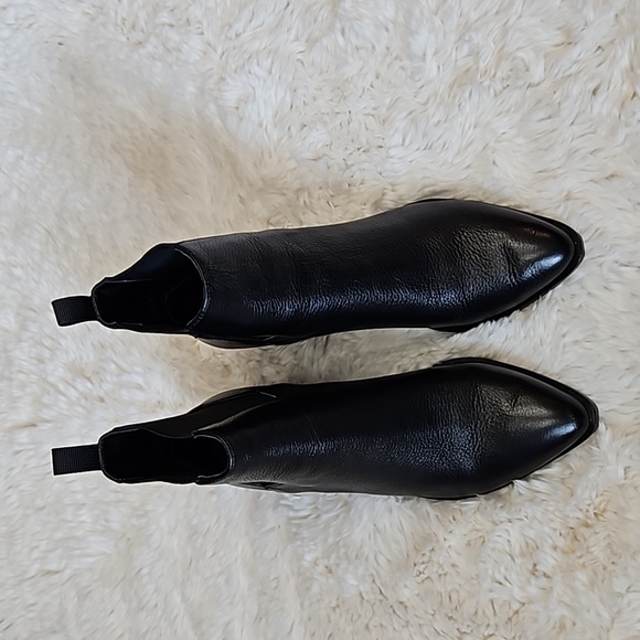 *SOLD* Chinese Filip Black Bootie, size 6, Like new with original box - Picture 6 of 12